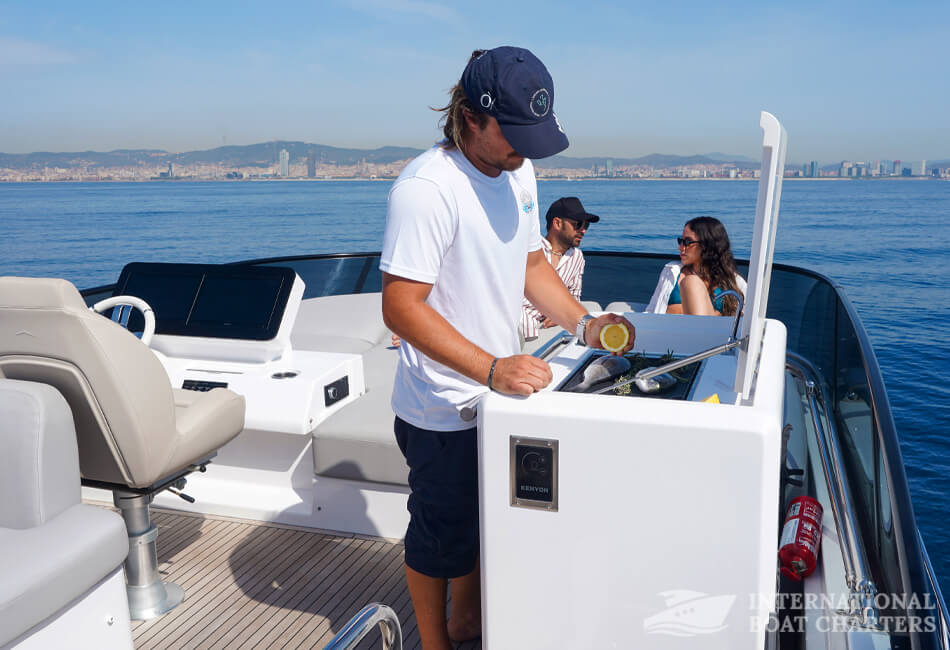 55.8 Ft (17m) Azimut 53 Luxury Yacht 
