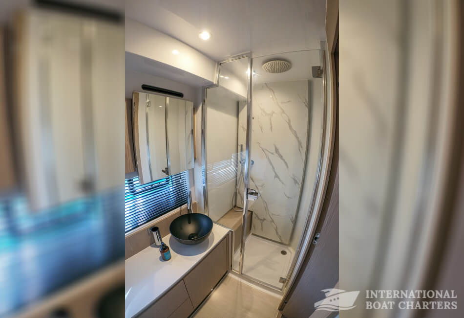 55.8 Ft (17m) Azimut 53 Luxury Yacht 