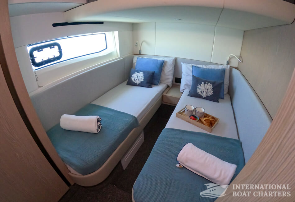 55.8 Ft (17m) Azimut 53 Luxury Yacht 