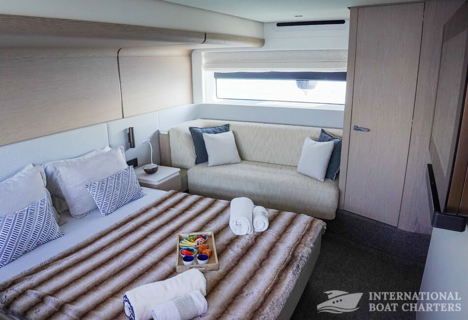 55.8 Ft (17m) Azimut 53 Luxury Yacht 