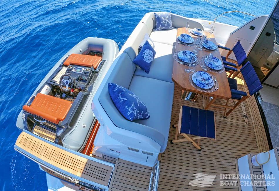 55.8 Ft (17m) Azimut 53 Luxury Yacht 