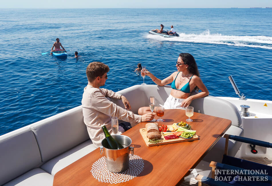 55.8 Ft (17m) Azimut 53 Luxury Yacht 