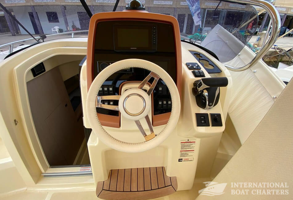 28-FOOT INVICTUS 270CX CAPOFORTE MOTORBOAT 