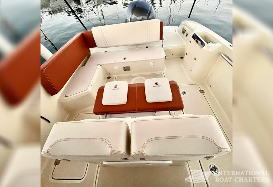 28-FOOT INVICTUS 270CX CAPOFORTE MOTORBOAT 