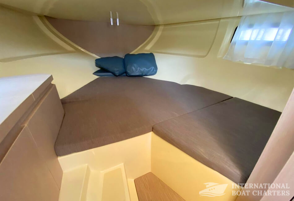 28-FOOT INVICTUS 270CX CAPOFORTE MOTORBOAT 