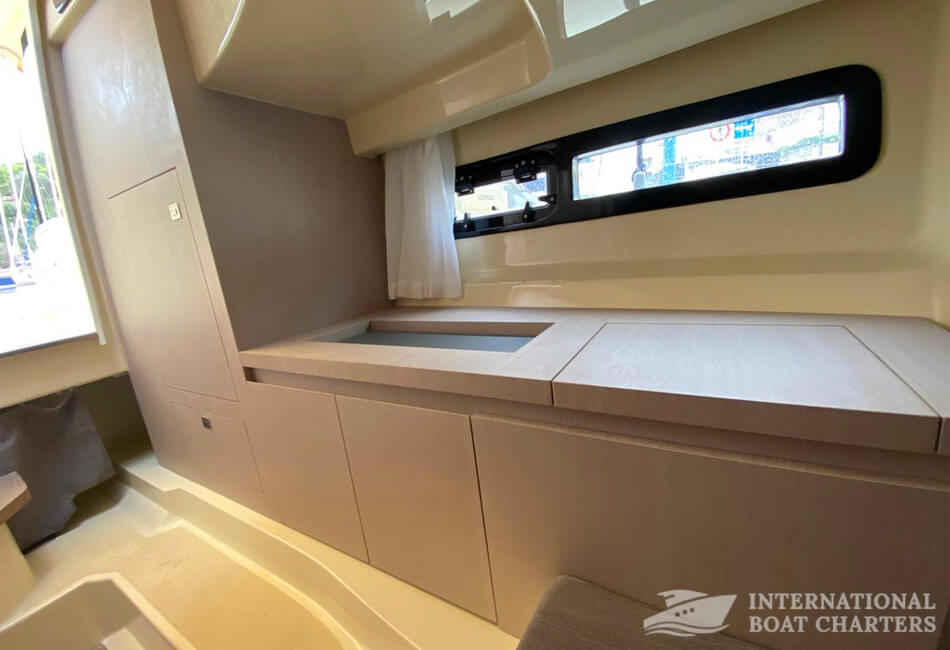 28-FOOT INVICTUS 270CX CAPOFORTE MOTORBOAT 