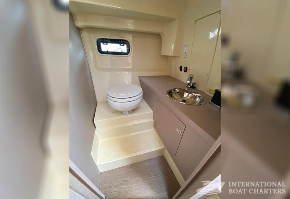 28-FOOT INVICTUS 270CX CAPOFORTE MOTORBOAT 