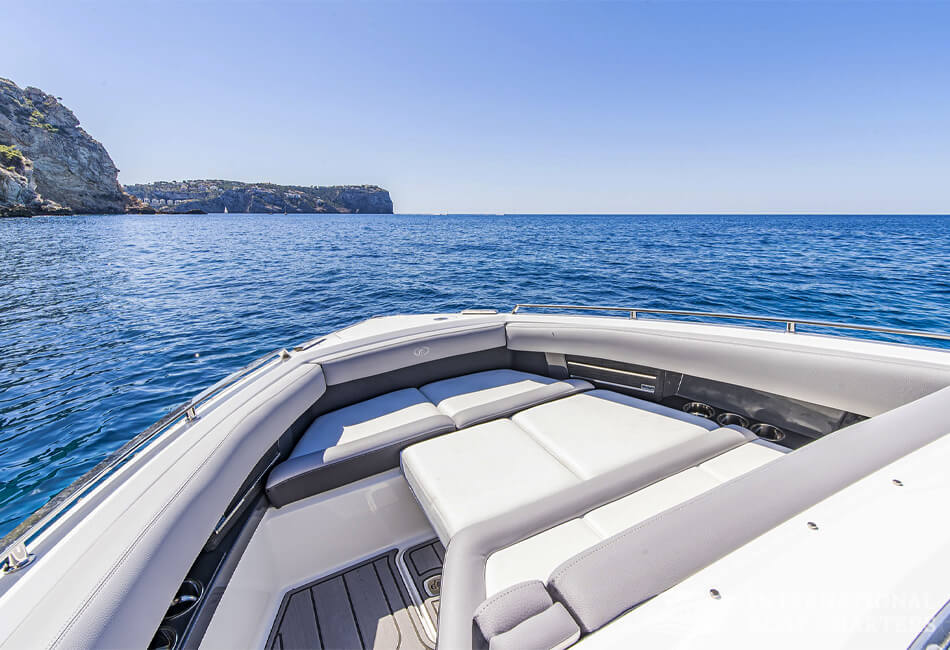 29-FOOT COBALT A29 MOTORBOAT 
