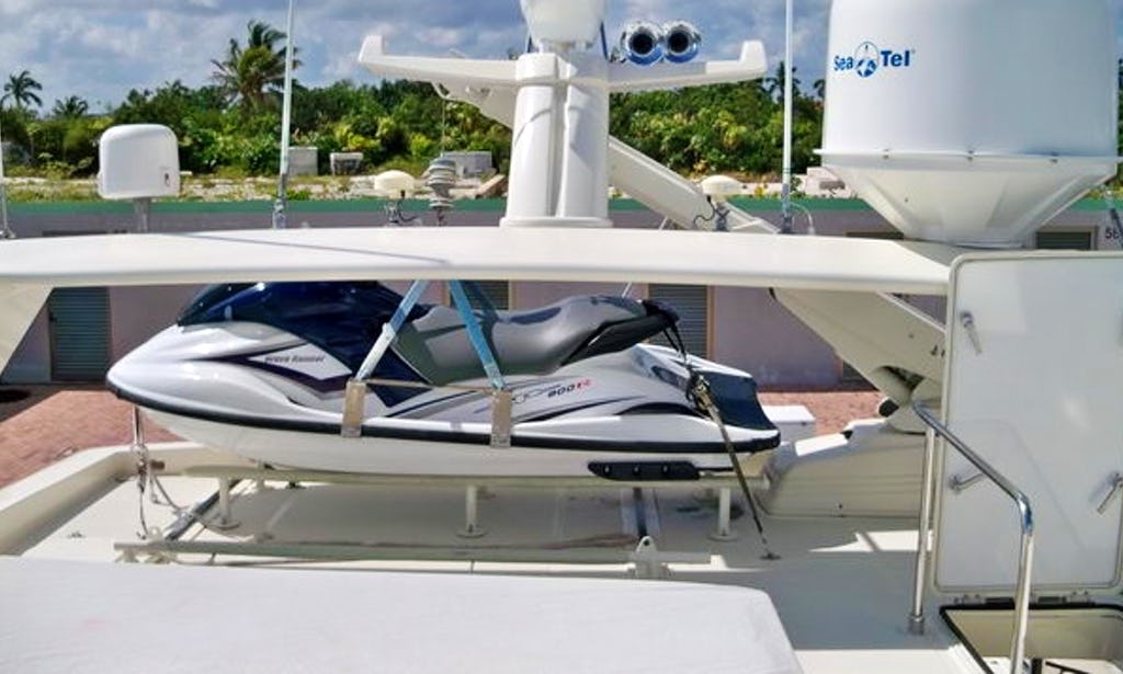 Yacht à moteur Ferreti de 80 pieds 