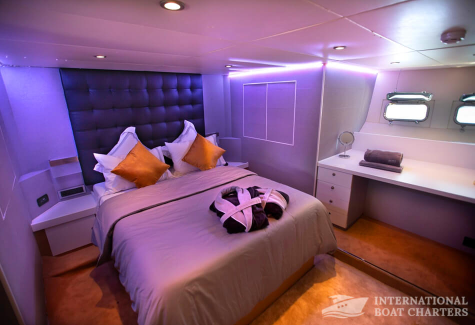 92 Feet/28-Meter Explorer 96 Luxury Yacht 