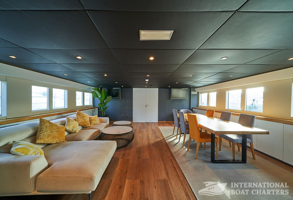 92 Feet/28-Meter Explorer 96 Luxury Yacht 