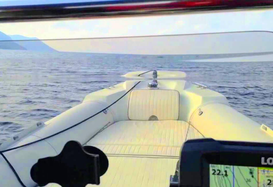 28-футовая надувная лодка Evripus арендовано только со шкипером