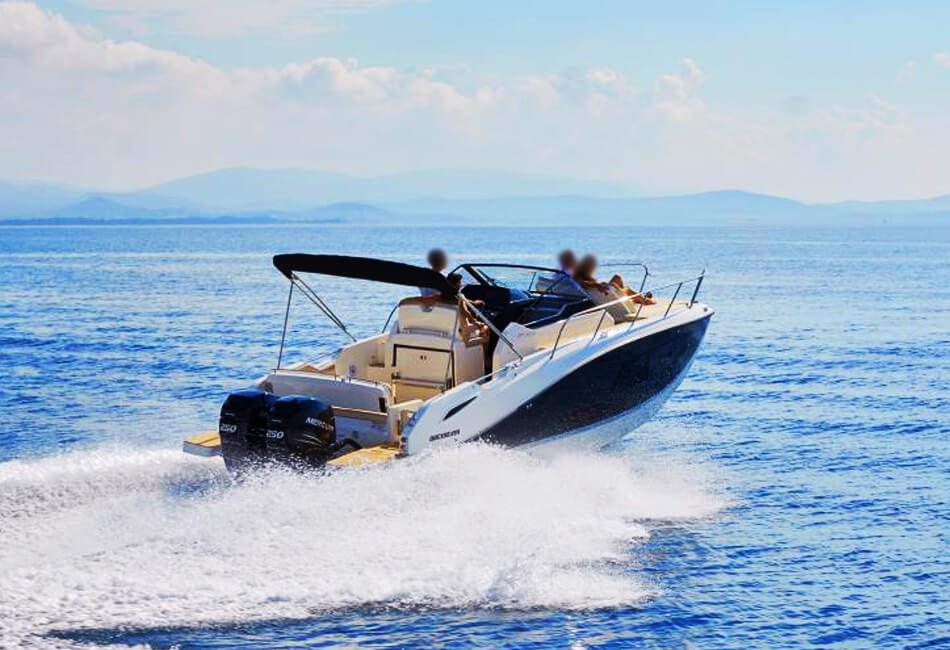 Luxusný motorový čln Quicksilver 875 s hmotnosťou 28,7 ft 