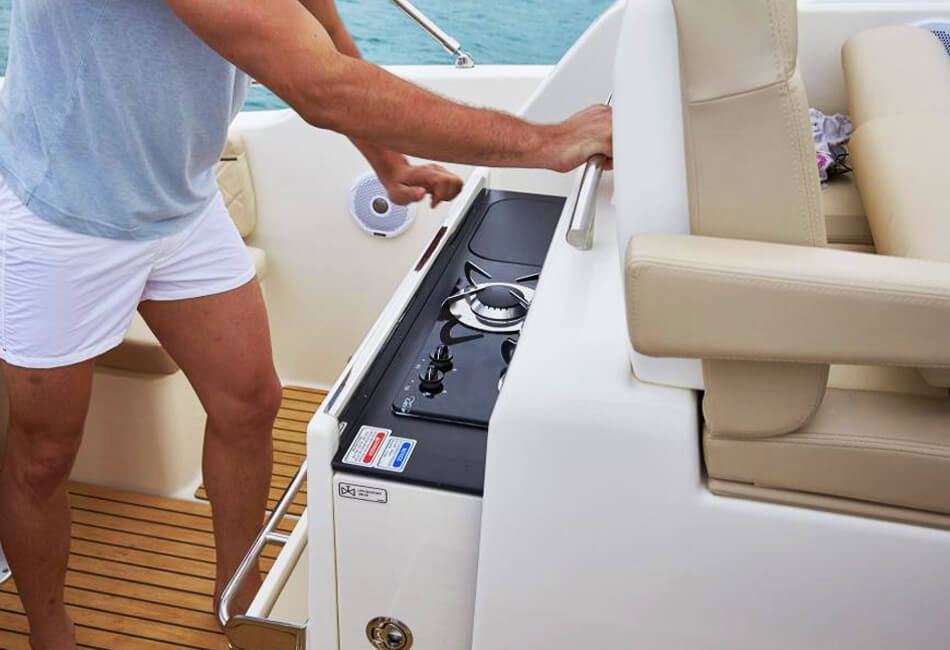 Luxusný motorový čln Quicksilver 875 s hmotnosťou 28,7 ft 