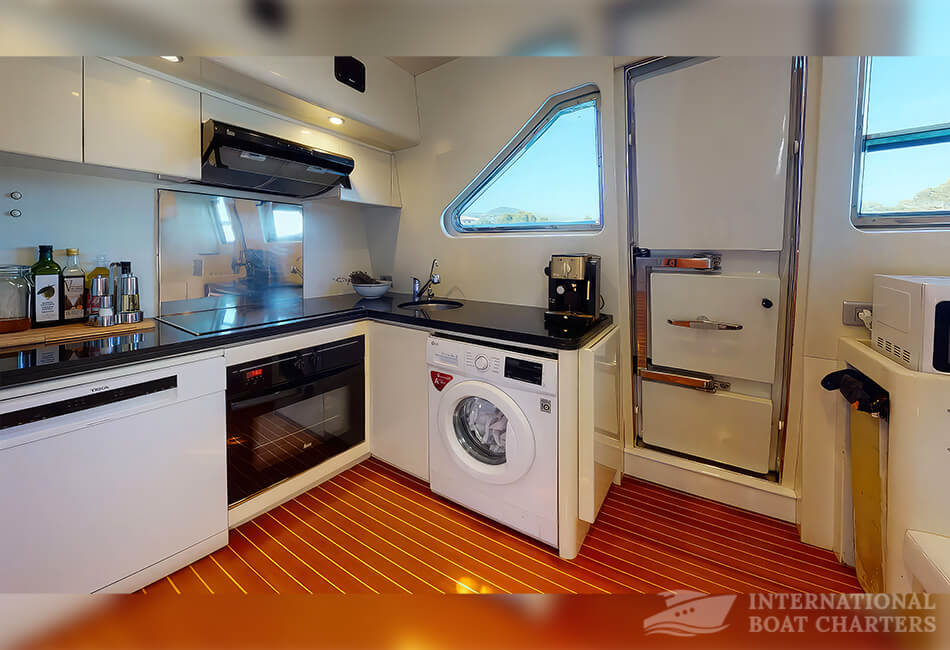 80.4ft/24.6m Superphantom 80 Luxury Motor Yacht 